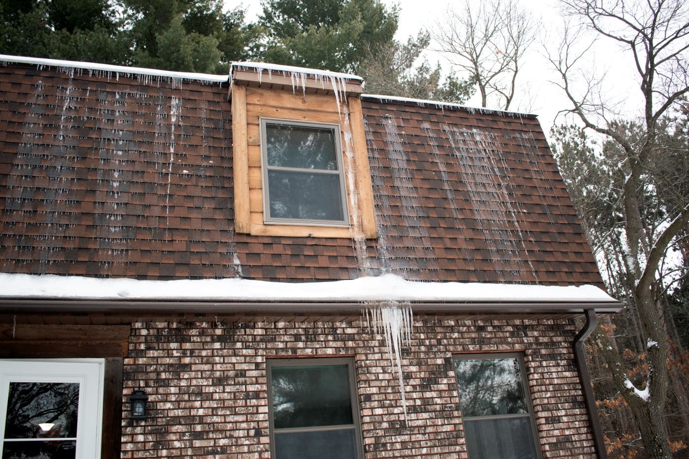 house with ice dams 